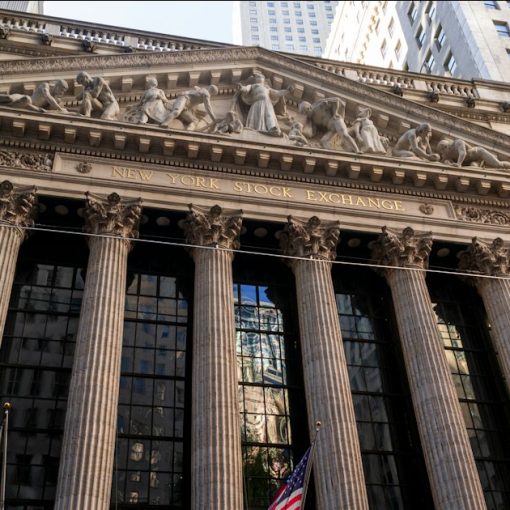 New york stock exchange building with american flags, illustrating cloud computing and the US economy
