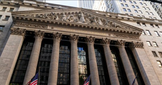 New york stock exchange building with american flags, illustrating cloud computing and the US economy