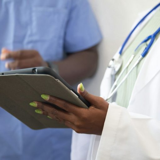 Doctor showing a patient information on a tablet, illustrating clientless VDI in healthcare