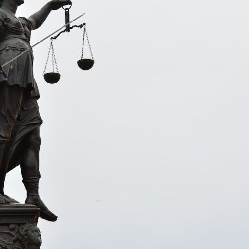 A statue of lady justice holding a scale of justice, illustrating legal issues when moving to the cloud