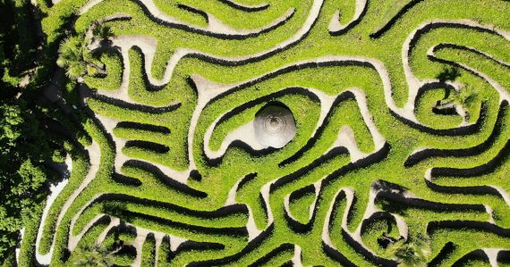 Green and white maze illustration, illustrating cloud computing legal issues in Europe