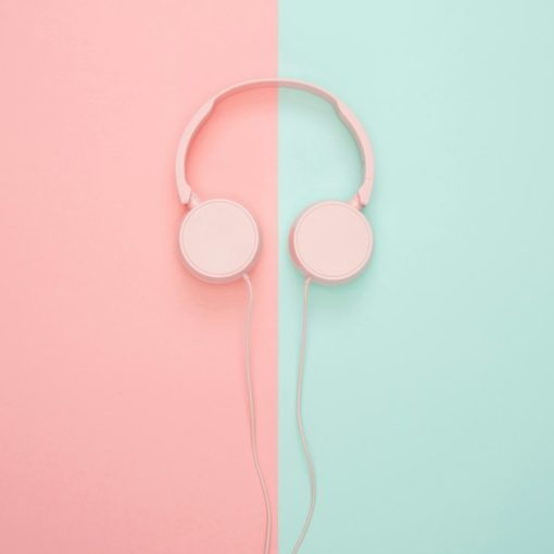 White corded headphones, illustrating Amazon Cloud Player and iTunes