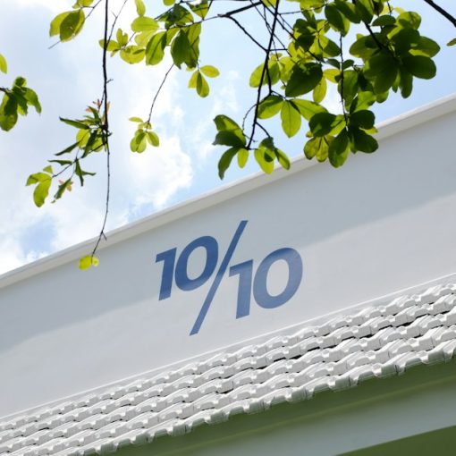 A sign reading 10/10 on the side of a building, illustrating the core benefits of cloud computing