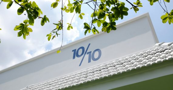 A sign reading 10/10 on the side of a building, illustrating the core benefits of cloud computing