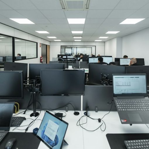 Office space filled with computers and people, illustrating highly available virtual desktops