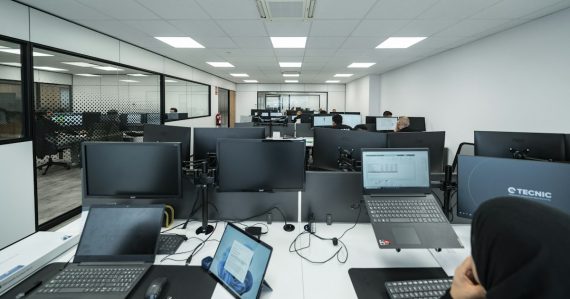 Office space filled with computers and people, illustrating highly available virtual desktops