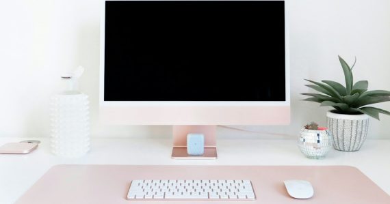 Desktop computer on a clean office desk, illustrating the business benefits of hosted desktops
