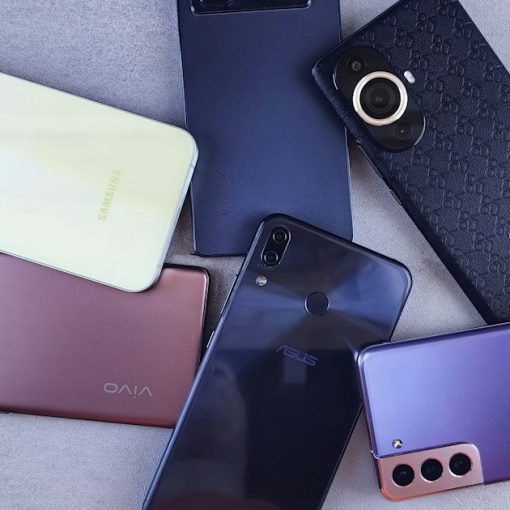 A group of cell phones sitting next to each other, illustrating mobile industry benefits from the cloud