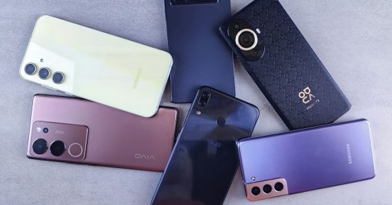 A group of cell phones sitting next to each other, illustrating mobile industry benefits from the cloud