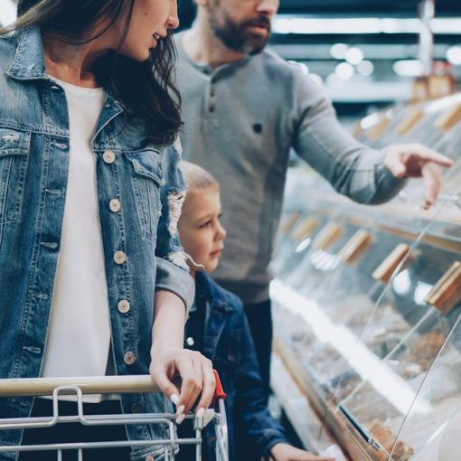 A family is shopping in a grocery store, illustrating cloud computing for retailers