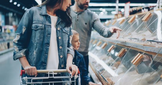 A family is shopping in a grocery store, illustrating cloud computing for retailers