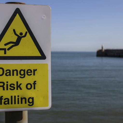 A sign warning of a danger of falling, illustrating the major risks of cloud computing