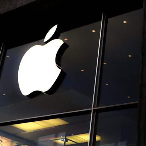Apple Store shop front, illustrating the cloud for small business