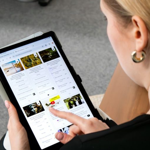 A woman sitting on the floor looking at a tablet, illustrating tablet security through virtualization