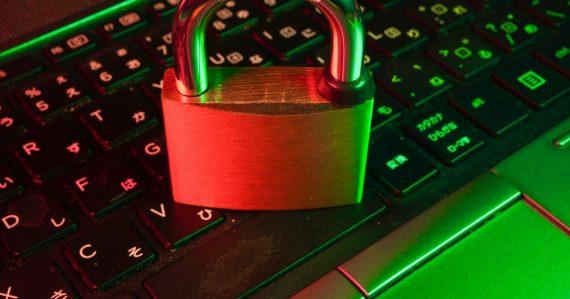 Red padlock on black computer keyboard, illustrating securing the virtual desktop
